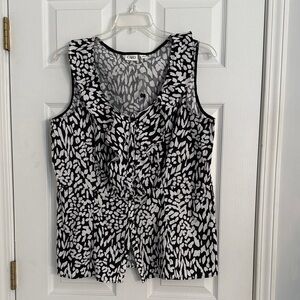Women's Black and White Patterned Top